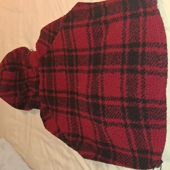 VS Pink Maroon/Raspberry And Black Sherpa Pullover - Picture 7 of 8